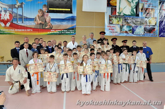 Участники Международного турнира по киокушинкай каратэ в Алуште